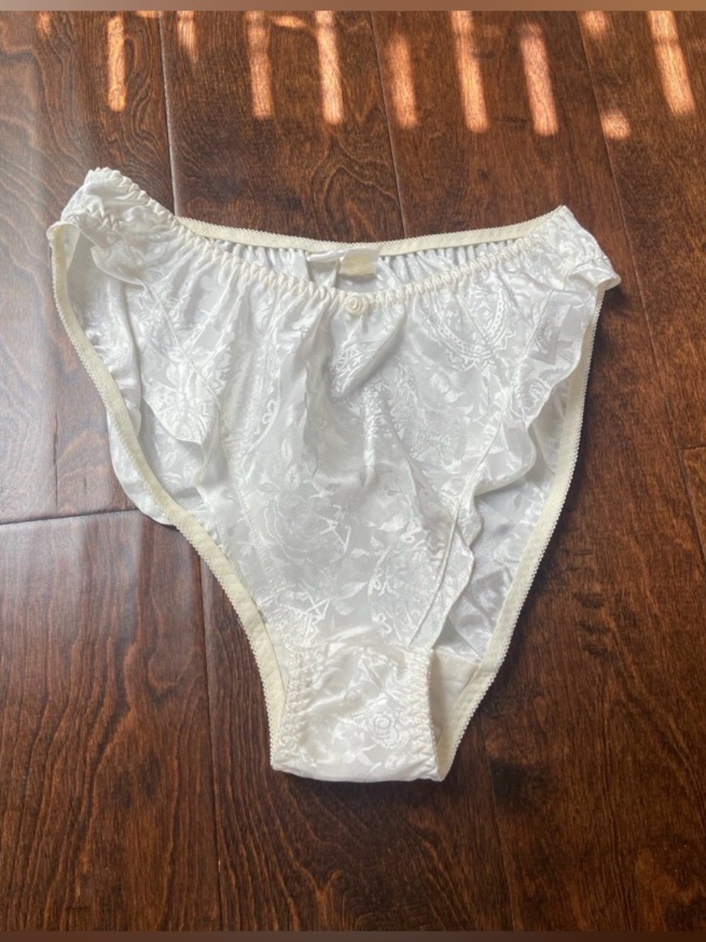 Vtg 80’s Victoria’s Secret Flutter HI LEG Panty Ivory Shiny Small 6/M Ruffle